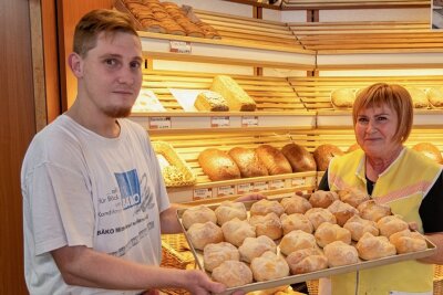 Süßes Saisongebäck kommt täglich frisch aus dem Ofen von Bäcker Schulz - Andreas Schulz mit seiner Mutter Ramona