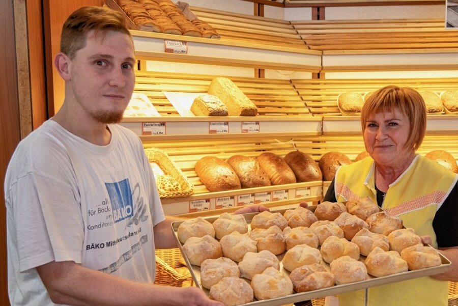 Süßes Saisongebäck kommt täglich frisch aus dem Ofen von Bäcker Schulz - Andreas Schulz mit seiner Mutter Ramona