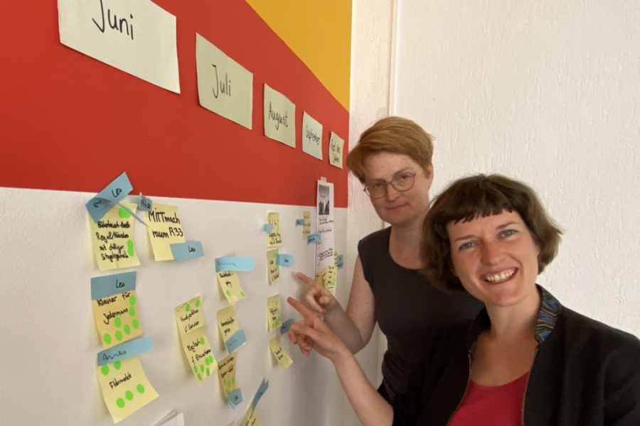 Bettina Bönisch (l.) und Lea Baumbach sind oft im Projektbüro in der Rochlitzer Straße 33 in Mittweida anzutreffen. Dort werden auch die Ideen für diesen Sommer gesammelt. 