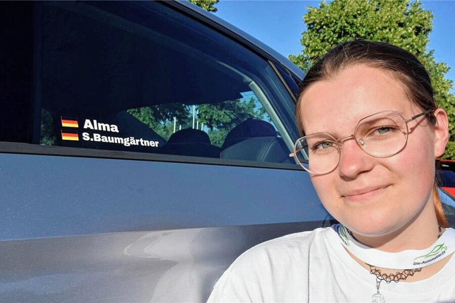 „Super-Audis“ treffen sich in Markneukirchen - Wir gehören zusammen: Selina Baumgärtner aus Oelsnitz hat ihren Namen und den ihres Audis auf die Seitenfenster geschrieben.
