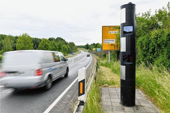 "Super-Blitzer" in Mittelsachsen rechnen sich auch nach Jahren - Der Blitzer an der B 101 nahe dem Autobahnabzweig Siebenlehn zählt zu den Anlagen, an denen im vorigen Jahr im Landkreis die meisten Tempoverstöße festgestellt wurden. 