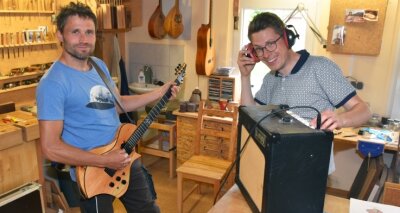 Supergitarre zeugt von Respekt vor dem Holz - Roy Fankhänel (links) aus Oelsnitz und Tim Walter aus Burgstädt haben die Gitarrenmanufaktur Odem gegründet. Das neue Teil wird schon mal in der Werkstatt ausprobiert. 