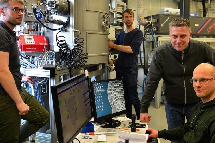 Jan Bretschneider (v. l.), Johannes Maus, Hagen Grüttner und David Haldan sind die Köpfe hinter Antacon. Die Firma hat sich 2021 aus einer Forschergruppe gegründet und arbeitet derzeit noch im Laserinstitut. 