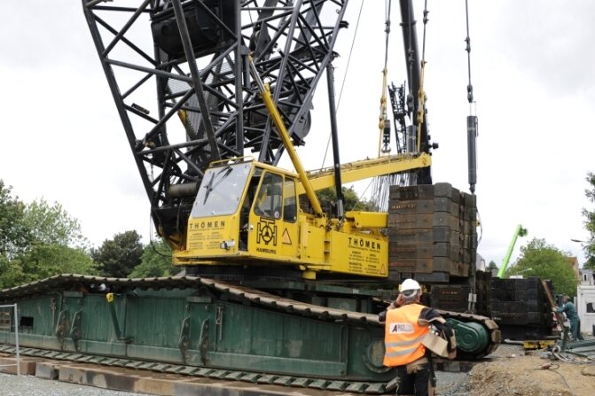 Superkran an Brücke im Einsatz - Die 400-Tonnen-Raupe wird mit Ballastelementen beschwert. Seit gestern Abend werden die Überbaufertigteile der neuen Brücke montiert.