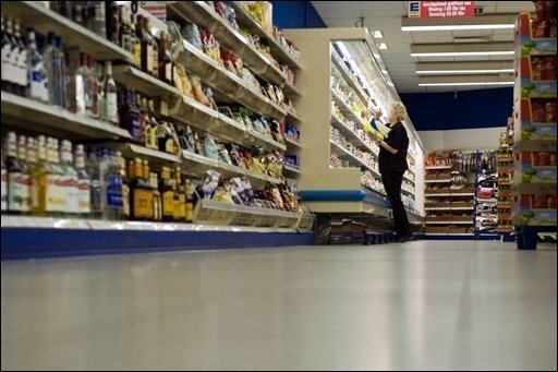 Supermarktkette bespitzelte offenbar jahrelang Mitarbeiter - Die zu Edeka gehörende Supermarktkette Simmel lässt ihre Mitarbeiter laut "Focus" bereits seit Jahren durch Detekteien bespitzeln. Privatdetektive hätten etwa heimlich Hausvisiten bei krank gemeldeten Mitarbeitern vorgenommen, heißt es.