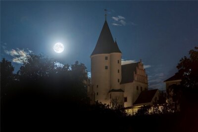 Supermond erhellt Schloss Schwarzenberg - Erst fünf Minuten vor Mitternacht riss die Wolkendecke so auf, dass der Supermond in Schwarzenberg sichtbar wurde.