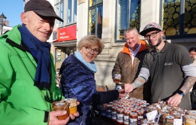 Suppenaktion bringt 6898 Euro für Ukraine-Hilfe - Günter und Gudrun Schmidt haben sich bei Marcus Otto vom "Forsthaus" Reinsdorf und Ronald Otto (rechts) von der "Erdbeerschänke" Leubnitz mit Suppen eingedeckt. 