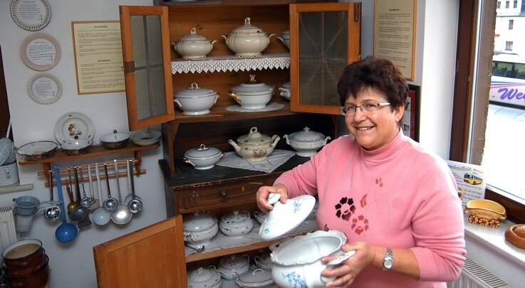 
              <p class="artikelinhalt">Besucher des Suppenmuseums können unter anderem viele alte Küchenutensilien bewundern. Dazu zählen allein 25 verschiedene Suppenterrinen, die Leiterin Steffi Richter stolz präsentiert.</p>
            