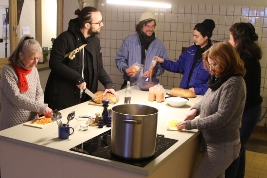 Suppensamstage kommen sehr gut an - In der umgebauten Küche wird ab sofort zusammen gekocht. Auch Filmabende sind geplant. 