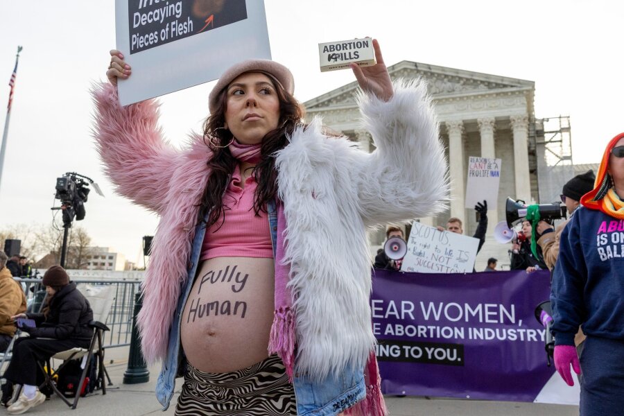 Supreme Court: Abtreibungspille auf dem Prüfstand - Hunderte Menschen demonstrieren vor dem Supreme Court in Washington. Dort beginnt heute eine Anhörung zur weiteren Zulassung einer Abtreibungspille.