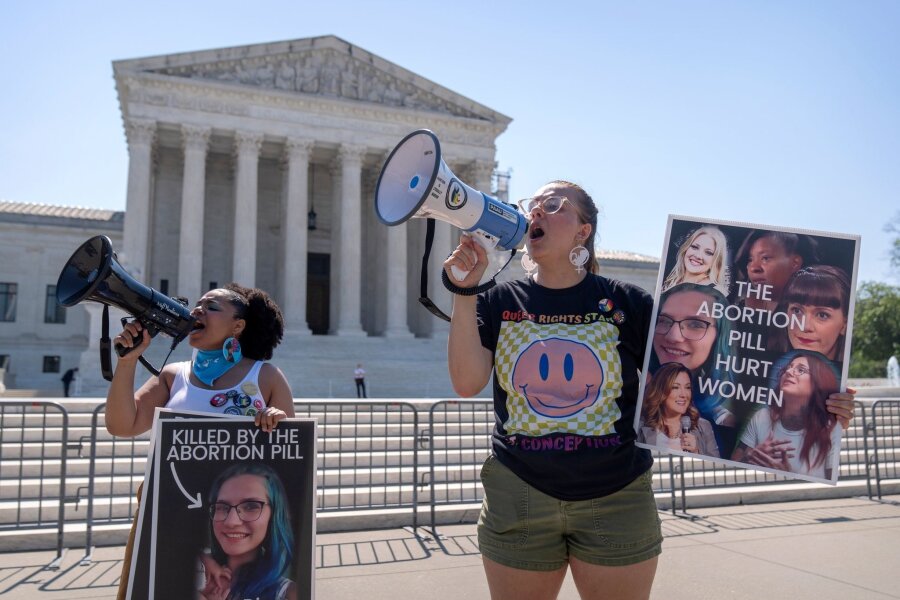 Supreme Court hält Zugang zu Abtreibungspille aufrecht - Abtreibungsgegner demonstrieren vor dem Supreme Court in Washington.