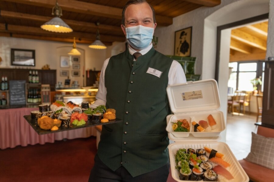 Christian Stöckel zeigt eine Auswahl der verschiedenen Sushi-Angebote. Futo Maki ist mit drei oder mehr Zutaten gefüllt, Hoso Maki mit nur zwei. 