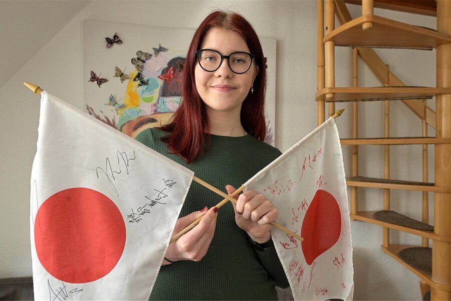 Sushi, Sprache, Skisprung-Stars: Diese Vogtländerin ist ganz verrückt nach Japan - Der ganze Stolz von Lucy Roth: zwei Winkelemente, die von japanischen Wintersportlern nach einem Treffen signiert wurden.
