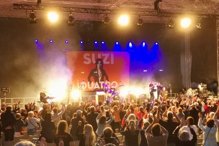 Suzi Quatro rockt die Zwickauer Freilichtbühne - Zwischen Auftritten beim Skanevik Blues Festival in Bergen (Norwegen) und in der Stadthalle Cottbus machte Suzi Quatro am Freitagabend am Schwanenteich der Muldestadt Station. 