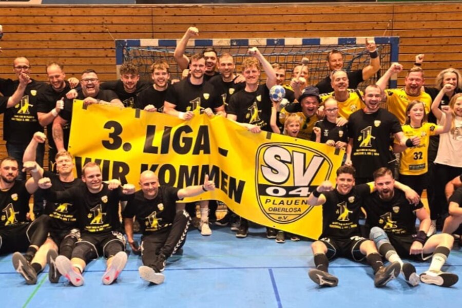 SV 04 Oberlosa macht Rückkehr in die dritte Liga perfekt - „3. Liga – wir kommen!“ Noch in Wittenberg feierte der SV 04 Oberlosa den Aufstieg.