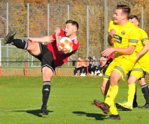 SV Fortuna ohne Fortune - Starker Auftritt: Die Kicker des SV Fortuna Langenau, hier mit Kapitän Philipp Musch (l.), spielten zuhause vor fast 230 Zuschauern gegen Spitzenreiter VfB Fortuna Chemnitz groß auf, wurden am Ende aber nicht belohnt. Der Favorit setzte sich glücklich mit 3:2 durch. 