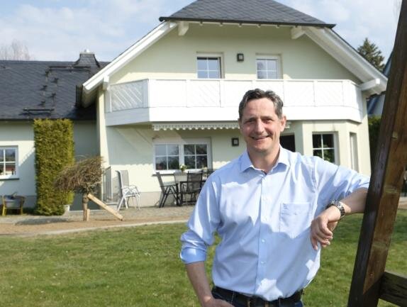 Sven Köpp ist neuer Bürgermeister in Neumark - FDP-Kandidat Sven Köpp vor dem Haus der Familie in Reuth.