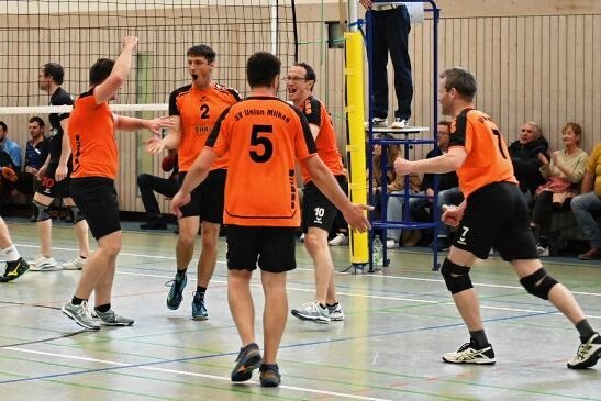 SVU-Männer erstmals zuhause am Netz - Im Frühjahr haben die Milkauer Volleyballer den Aufstieg in die Sachsenklasse bejubelt. Nun stehen die ersten Heimspiele in der Frankenauer Sporthalle auf dem Programm. 