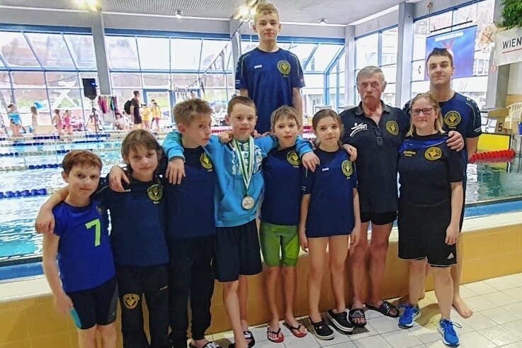 SVV-Mannschaft in der Partnerstadt erfolgreich - Mit neun Schwimmern startete der SVV Plauen in Steyr beim Nikolausschwimmen. Am Ende holten sie 13 Medaillen aus dem Wasser. 