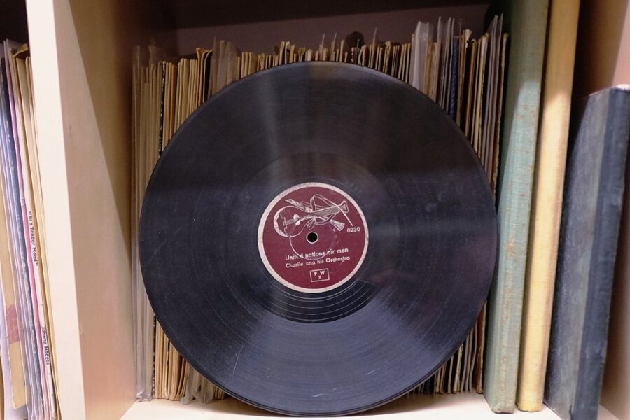 Eines der bis heute wenigen erhaltenen Exemplare: eine der Platten von Charlie and his Orchestra, die nie in den Handel gekommen sind. Die Band war 1939 vom Reichspropagandaminister höchstselbst für Propagandazwecke gegründet worden.