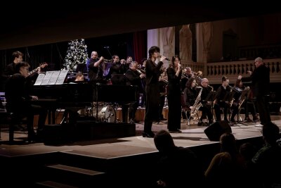 „Swinging X-mas“: Big Band spielt beschwingte Weihnachtslieder im Zwickauer Konservatorium - Am Sonntag noch auf der „Neue Welt“-Bühne, am Montagabend im Saal des Kon zu erleben: Die Big Band „Swing it“.