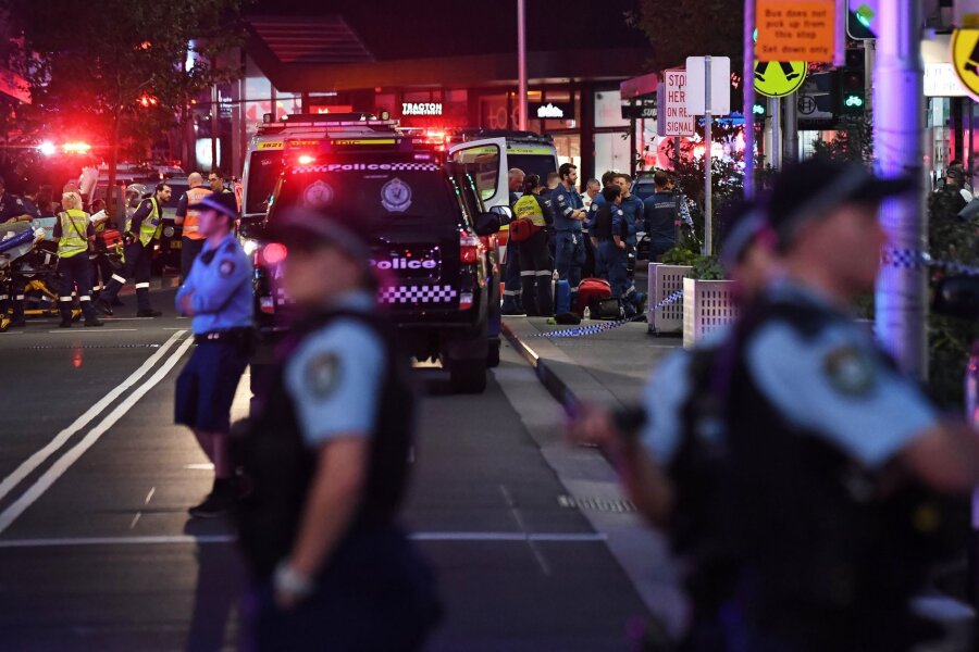 Sydney: Sechs Tote bei Angriff in Einkaufszentrum - Rettungskräfte sind an der Bondi Junction zu sehen, nachdem mehrere Menschen in dem Einkaufszentrum in Sydney niedergestochen wurden.