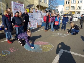 Symbolischer Protest in Plauen: Bunte Kartonmauer gegen Rechts - 
