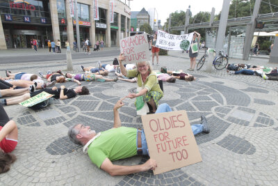 Symbolisches Sterben: "Fridays for future"-Klimaktivisten protestieren in Plauen - Elisabeth Tanzer und Dieter Rappenhöner (vorn) beteilgten sich an der "Fridays for future"-Aktion