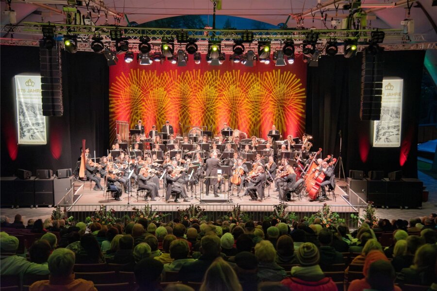 Symphoniekonzert zum Einheitstag in Bad Elster - Das Euchestra Egrensis spielte in Bad Elster zu 175 Jahre Königlich Sächsisches Staatsbad am 23. Juni.