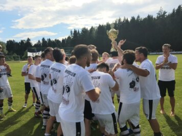 Syrauer Fußballer bejubeln Pokalsieg - Die Fußballer des SC Syrau haben den Sternquell-Vogtlandpokal gewonnen. 