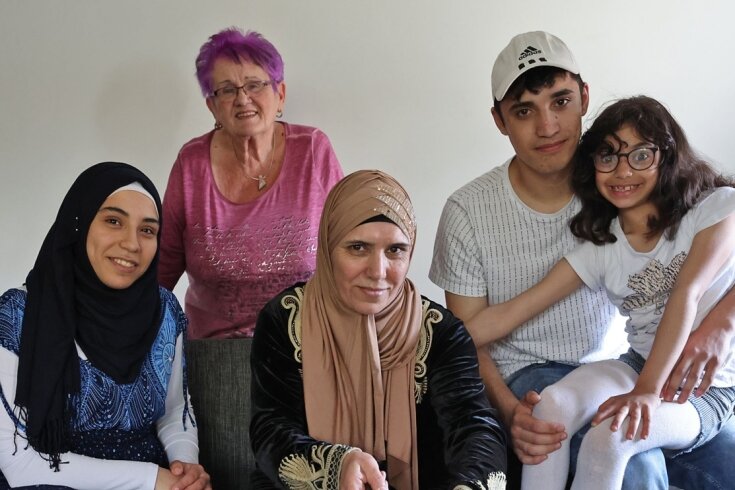 Ute Hoch (2.v.l.), Vorsitzende der Kinderhilfe Lichtenstein, begleitet die syrische Familie Alkoud seit 2015. Inzwischen fühlen sich die Syrer (im Foto von links Ghufra, Rajaa, Hani und Zaraa) in St.-Egidien wohl. 