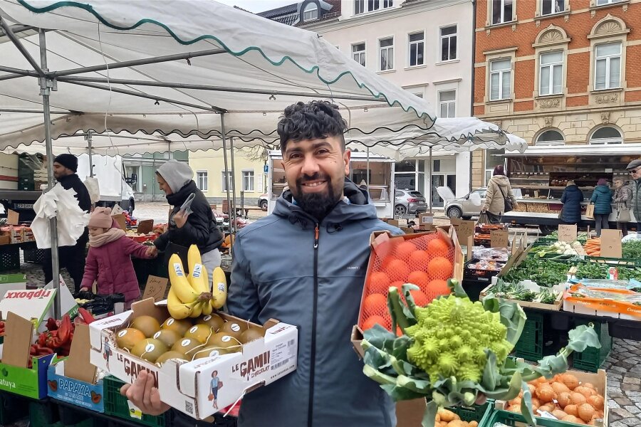 Syrischer Obsthändler testet den Werdauer Wochenmarkt - Der Syrer Elias Albek ist mit seinem großen Obst- und Gemüsestand neu auf dem Werdauer Wochenmarkt.
