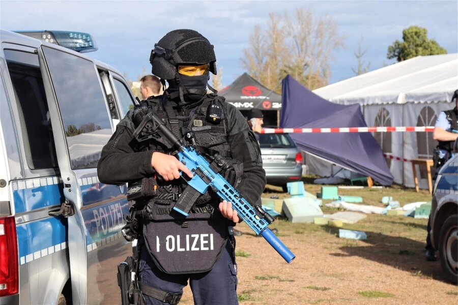 Szenario bei großer Polizeiübung in Zwickau: Einsatzkräfte erschießen Geiselnehmer - Das Drehbuch der Übung sieht vor, dass sich der Unfall als ein gezielter Anschlag entpuppt. Deshalb sind auch bewaffnete Polizisten im Einsatz.