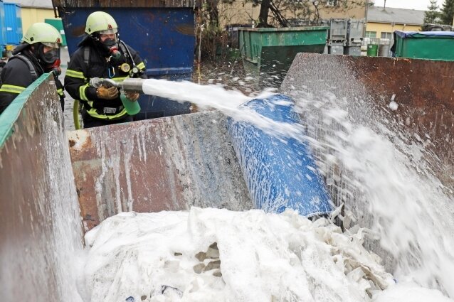 Szenario: Feuer in einem Abfallcontainer - Kameraden der Feuerwehr Freiberg löschten den simulierten Brand. 
