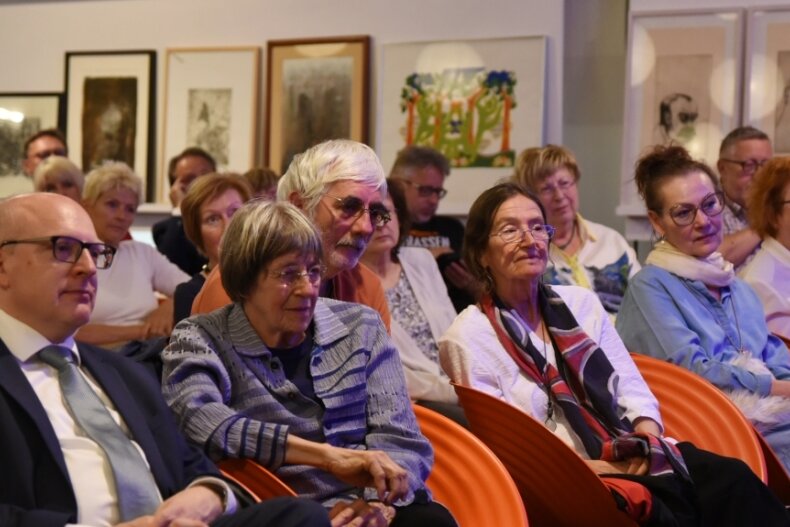Der Chemnitzer Oberbürgermeister Sven Schulze (links) war zur Premiere des Films "Irmi" ebenso anwesend wie Ruth Röcher, die Vorsitzende der Jüdischen Gemeinde (ganz rechts). In der Mitte saßen Veronica (2. von links) und Irene Selver mit ihrem Übersetzer Einde O'Callaghan.