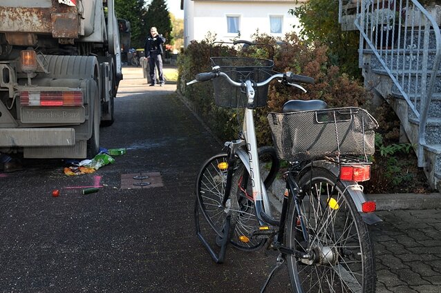 Der 80-Jährige hatte sein Fahrrad auf der Südstraße in Hainichen geschoben als er von einem rückwärts fahrenden Müllfahrzeug erfasst wurde. 