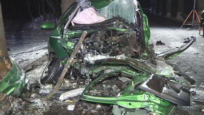 Auf der S 274 ist am Montagabend ein Mazda frontal gegen einen Baum geprallt. Der Fahrer (33) starb noch am Unfallort.