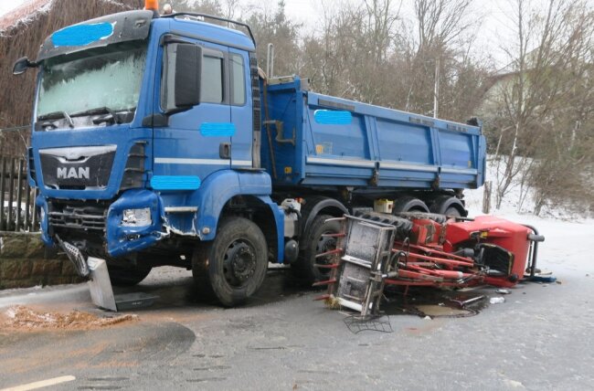 In Kirchberg kam es zu einem schweren Unfall zwischen einem Radlader und einem Lkw. 