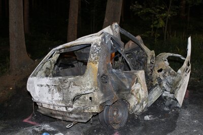 Tragischer Unfall: Eine 19-Jährige starb am Dienstagabend nahe Zwönitz. Ihr Wagen brannte vollständig aus.