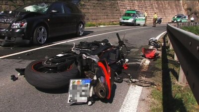 Bei diesem Unfall nahe Blauenthal wurde am Sonntag ein Biker schwer verletzt.