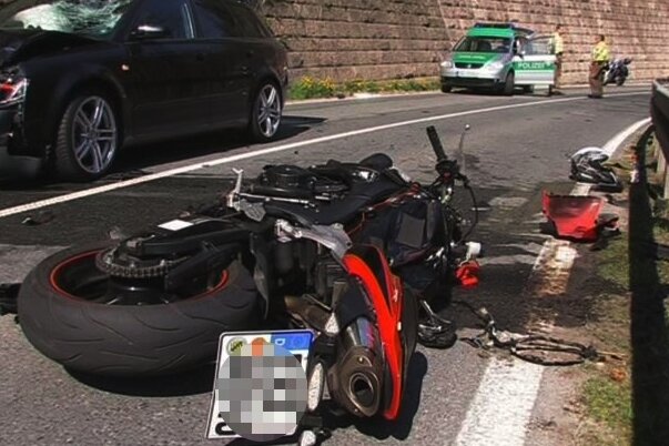 Bei diesem Unfall nahe Blauenthal wurde am Sonntag ein Biker schwer verletzt.