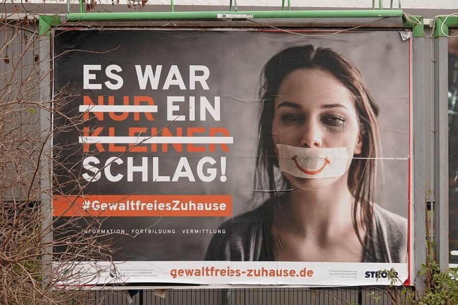 Tabu-Thema Häusliche Gewalt gegen Frauen: Sachsen will Licht ins Dunkel bringen - Mit einer Plakataktion in ganz Sachsen machte der Verein "Gewaltfreies Zuhause" Ende 2021 auf das Thema Häusliche Gewalt aufmerksam. Die Hochschule Merseburg will nun Ursachen, Auswirkungen und Vorkommen von Gewalt gegen Frauen im Freistaat erkunden. 