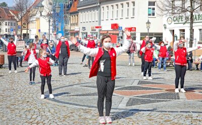 Tänzer machen in Werdau auf sich aufmerksam - Mit einer Tanzeinlage wollten die "Chillies" auf ihre Situation aufmerksam machen.