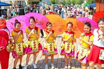 Tänzer trotzen Hitze bei Fest - Die Tänzerinnen des Vereins der Vietnamesen.