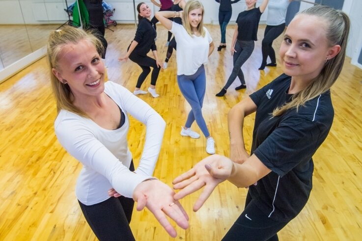 Tänzerinnen freuen sich auf Auftritte - Die Show-Girls von Keen on Rhythm dürfen wieder trainieren. Das Bild zeigt vorn Denise Behrendt (26, links) und Pauline Becher (20). 