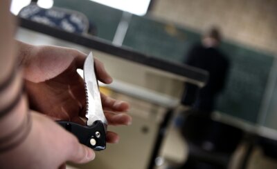 Täter greifen häufiger zum Messer - Auch solche Klappmesser(Symbolbild) werden von Tätern für Angriffe verwendet. In Westsachsen spielen laut Polizei wieder mehr Hieb- und Stichwaffen bei Straftaten eine Rolle. 