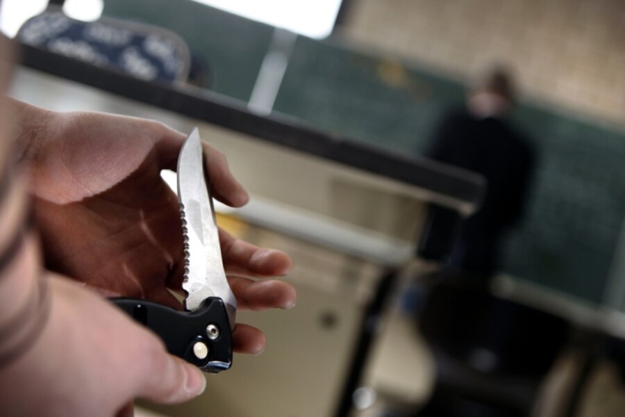 Täter greifen häufiger zum Messer - Auch solche Klappmesser(Symbolbild) werden von Tätern für Angriffe verwendet. In Westsachsen spielen laut Polizei wieder mehr Hieb- und Stichwaffen bei Straftaten eine Rolle. 
