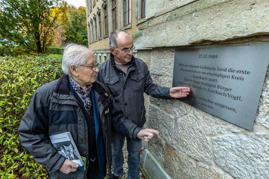 Tafel zur ersten Auerbacher Montags-Demo enthüllt - Friedrich Georgi (links) und Initiator Bernd Trützschler vor der Gedenk-Tafel.