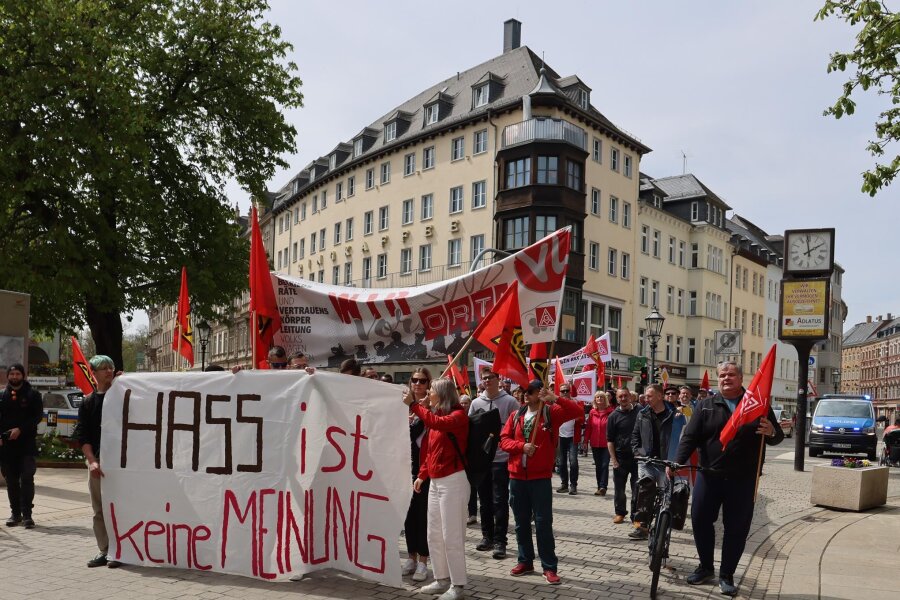 Tag der Arbeit in Zwickau: Gewerkschaften veranstalten Mitmach-Familienfest - Wie 2023 am 1. Mai wollen Gewerkschafter nach ihrer Kundgebung am Gewerkschaftshaus ins Zentrum ziehen.