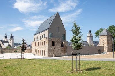 Tag der Architektur: Neues Gebäude der Studienakademie auf dem Plauener Amtsberg erstmals für neugierige Blicke offen - Im wörtlichen Sinne auferstanden aus Ruinen: An Mauerresten des Schlosses steht das neue Gebäude.